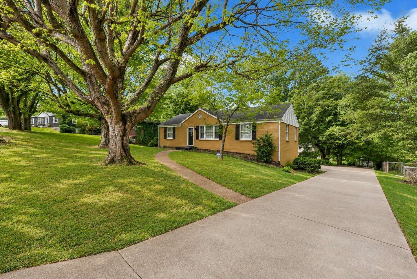 🔑🎉👏 Our team is thrilled to celebrate 🌟BIG🌟 congratulations to the happy sellers and new homeowners of 116 Allenwood Dr, Clarksville, TN 37043 ! 🔑🎉👏
❤️ It was an honor to be part of this successful home sale!
🍾 Hats off to our incredible team for another seamless real estate closing — your expertise and commitment shine through every time. Here’s to more wins in Clarksville real estate and beyond! 🏠💼
✨ Ready to sell your home or relocate to Clarksville,TN? Our experienced team is here to help you every step of the way. Contact us today!
🌐🔗 Visit: clarksvillehomeowner.com
📞 Call/Text: 931-444-3304
📍 Details: https://www.clarksvillehomeowner.com/d8r4o6ol
#ClarksvilleTN #ClarksvilleHomesForSale #FortCampbell #PCSClarksville #MilitaryRelocation #HomeClosing #SoldHome #ClarksvilleRealEstate #SellMyHomeClarksville #RealEstateClarksville #clarksvillehomeowner #VAHomeLoan #MiddleTennesseeHomes #RealEstateSuccess #ClosingCelebration #TennesseeRealEstate #JustSold
